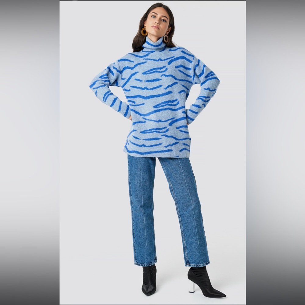 NA-KD Blue Wavy Patterned Turtleneck Sweater - Size Medium